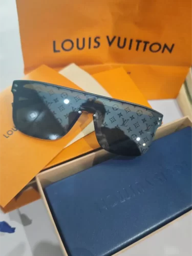 Click to view full screen Louis Vuitton Z1082E LV Waimea Sunglasses photo review